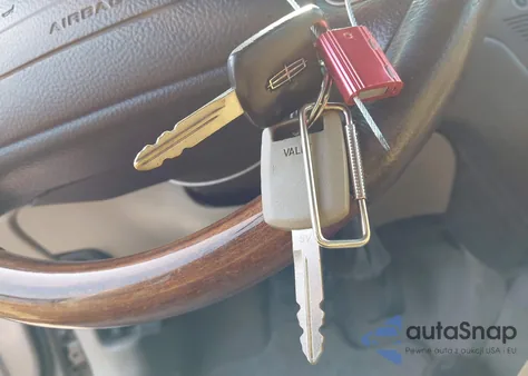 2003 Lincoln Town Car Signature from USA, damaged, VIN 1LNHM82W43Y630712